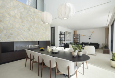 Niedawno ukończona Villa Tiza to zupełnie nowa, luksusowa willa na sprzedaż, położona w ekskluzywnej, ogrodzonej inwestycji obejmującej zaledwie trzy luksusowe rezydencje w okolicy La Quinta.