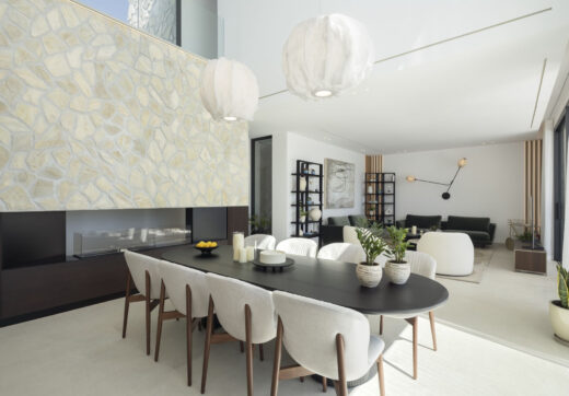 Niedawno ukończona Villa Tiza to zupełnie nowa, luksusowa willa na sprzedaż, położona w ekskluzywnej, ogrodzonej inwestycji obejmującej zaledwie trzy luksusowe rezydencje w okolicy La Quinta.