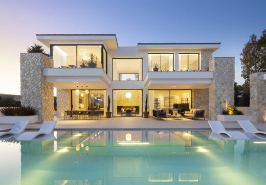 Niedawno ukończona Villa Tiza to zupełnie nowa, luksusowa willa na sprzedaż, położona w ekskluzywnej, ogrodzonej inwestycji obejmującej zaledwie trzy luksusowe rezydencje w okolicy La Quinta.