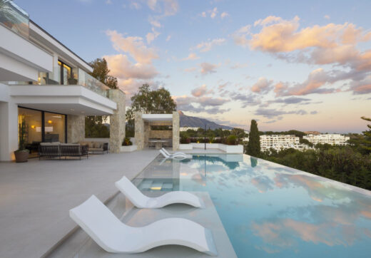 Niedawno ukończona Villa Tiza to zupełnie nowa, luksusowa willa na sprzedaż, położona w ekskluzywnej, ogrodzonej inwestycji obejmującej zaledwie trzy luksusowe rezydencje w okolicy La Quinta.