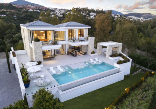 Niedawno ukończona Villa Tiza to zupełnie nowa, luksusowa willa na sprzedaż, położona w ekskluzywnej, ogrodzonej inwestycji obejmującej zaledwie trzy luksusowe rezydencje w okolicy La Quinta.