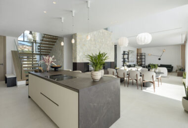 Niedawno ukończona Villa Tiza to zupełnie nowa, luksusowa willa na sprzedaż, położona w ekskluzywnej, ogrodzonej inwestycji obejmującej zaledwie trzy luksusowe rezydencje w okolicy La Quinta.