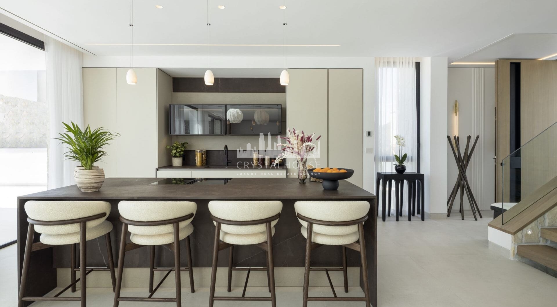 Niedawno ukończona Villa Tiza to zupełnie nowa, luksusowa willa na sprzedaż, położona w ekskluzywnej, ogrodzonej inwestycji obejmującej zaledwie trzy luksusowe rezydencje w okolicy La Quinta.