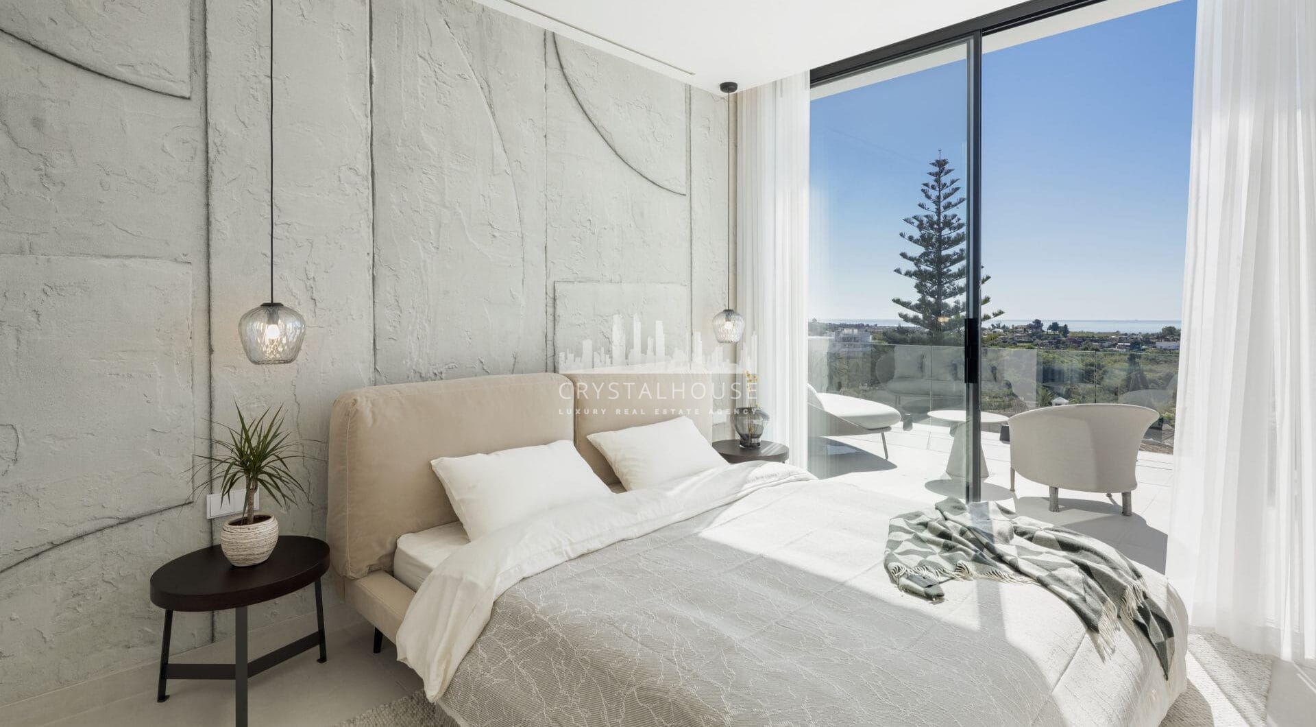 Niedawno ukończona Villa Tiza to zupełnie nowa, luksusowa willa na sprzedaż, położona w ekskluzywnej, ogrodzonej inwestycji obejmującej zaledwie trzy luksusowe rezydencje w okolicy La Quinta.