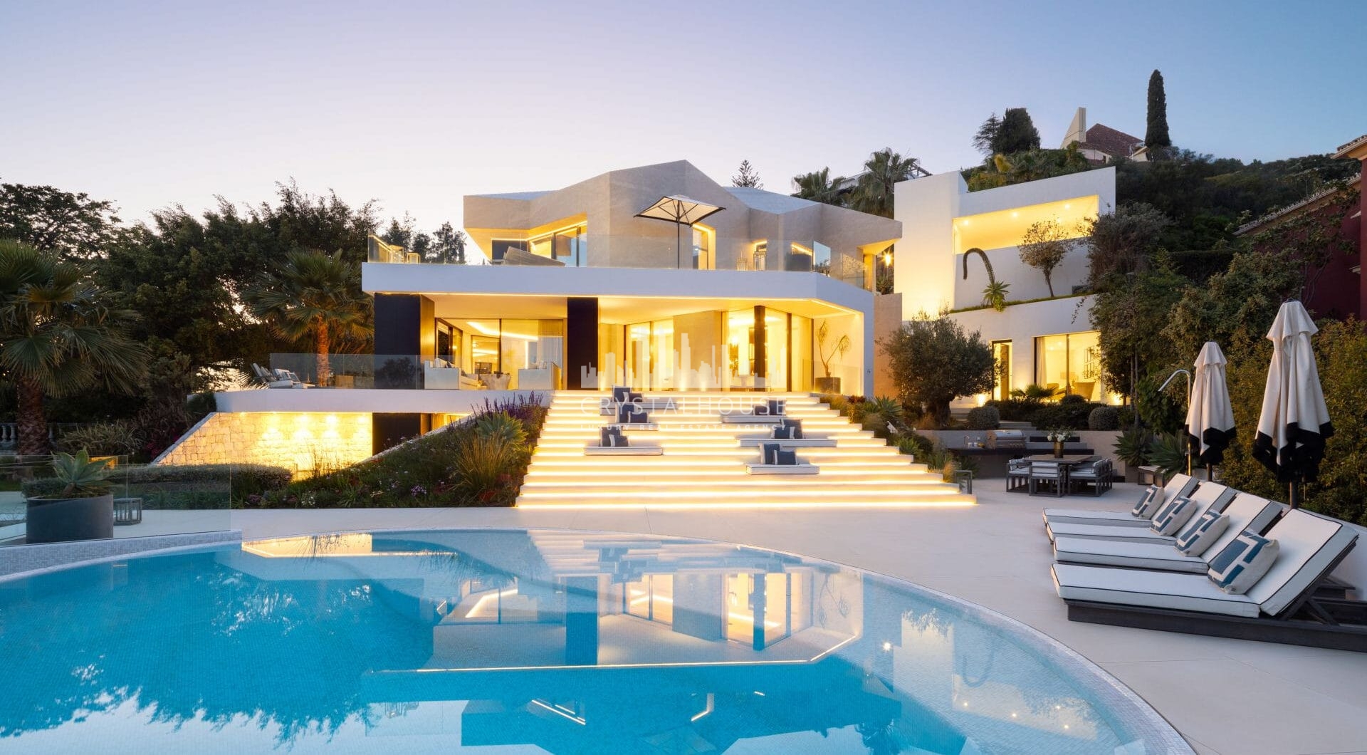 Villa La Toca to nowoczesna, luksusowa willa z 5 sypialniami na sprzedaż w prestiżowym ośrodku golfowym La Quinta Golf Resort w Benahavís, oferująca panoramiczne widoki i wyjątkowy, nowoczesny styl życia w jednej z najbardziej pożądanych zamkniętych społe
