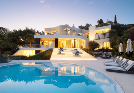 Villa La Toca to nowoczesna, luksusowa willa z 5 sypialniami na sprzedaż w prestiżowym ośrodku golfowym La Quinta Golf Resort w Benahavís, oferująca panoramiczne widoki i wyjątkowy, nowoczesny styl życia w jednej z najbardziej pożądanych zamkniętych społe