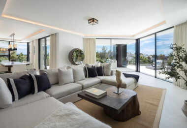 Villa La Toca to nowoczesna, luksusowa willa z 5 sypialniami na sprzedaż w prestiżowym ośrodku golfowym La Quinta Golf Resort w Benahavís, oferująca panoramiczne widoki i wyjątkowy, nowoczesny styl życia w jednej z najbardziej pożądanych zamkniętych społe