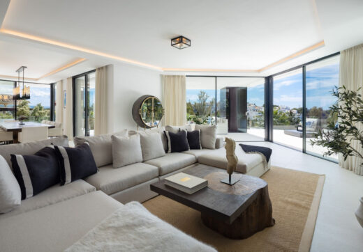 Villa La Toca to nowoczesna, luksusowa willa z 5 sypialniami na sprzedaż w prestiżowym ośrodku golfowym La Quinta Golf Resort w Benahavís, oferująca panoramiczne widoki i wyjątkowy, nowoczesny styl życia w jednej z najbardziej pożądanych zamkniętych społe