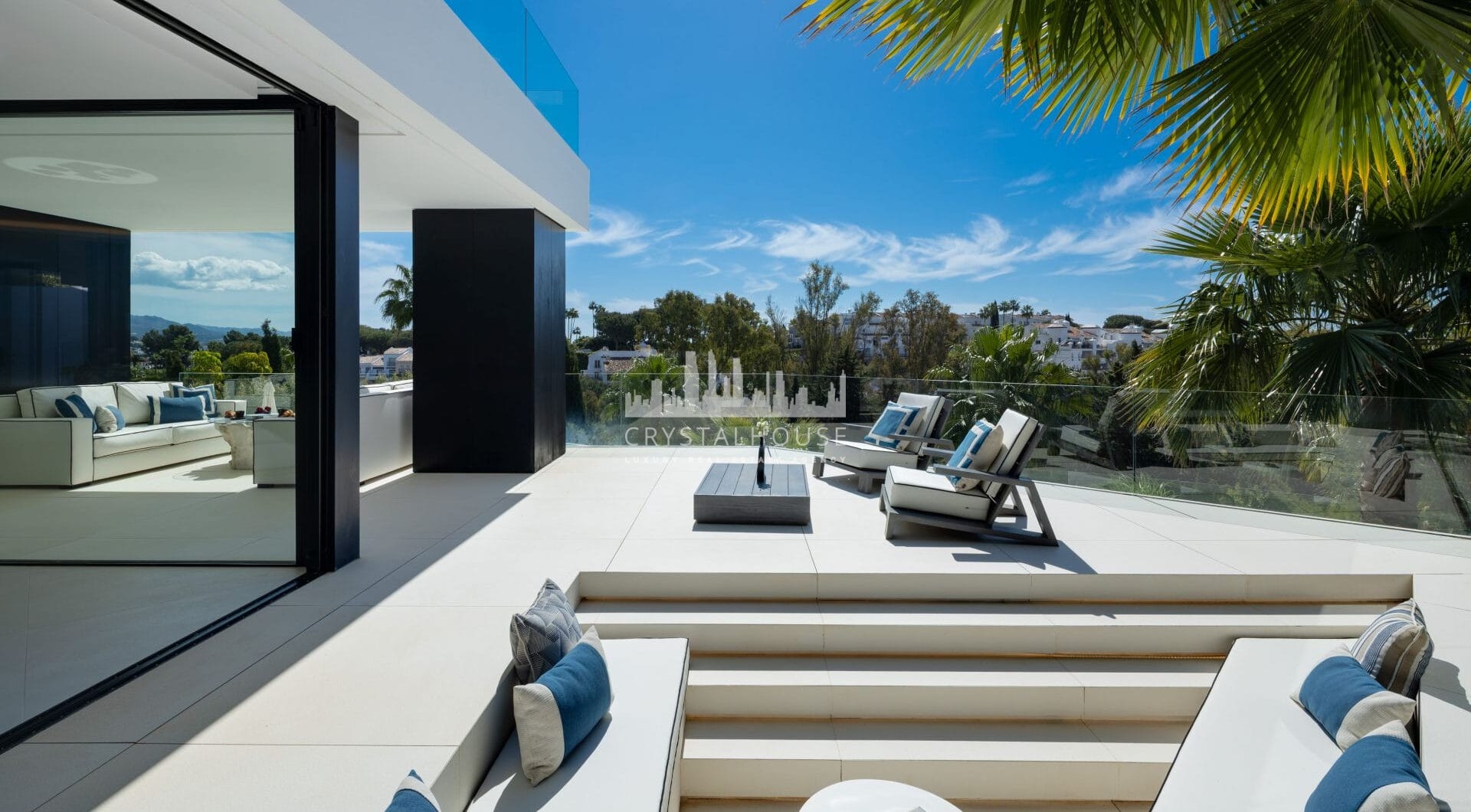 Villa La Toca to nowoczesna, luksusowa willa z 5 sypialniami na sprzedaż w prestiżowym ośrodku golfowym La Quinta Golf Resort w Benahavís, oferująca panoramiczne widoki i wyjątkowy, nowoczesny styl życia w jednej z najbardziej pożądanych zamkniętych społe