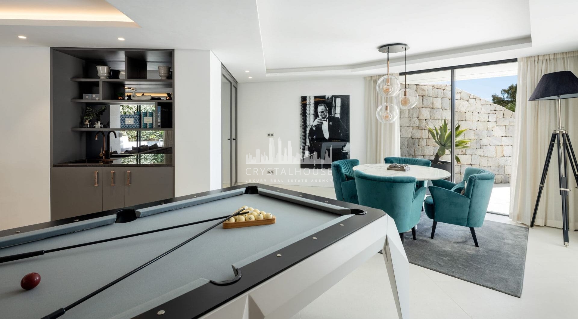 Villa La Toca to nowoczesna, luksusowa willa z 5 sypialniami na sprzedaż w prestiżowym ośrodku golfowym La Quinta Golf Resort w Benahavís, oferująca panoramiczne widoki i wyjątkowy, nowoczesny styl życia w jednej z najbardziej pożądanych zamkniętych społe