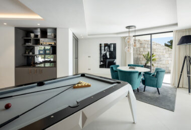 Villa La Toca to nowoczesna, luksusowa willa z 5 sypialniami na sprzedaż w prestiżowym ośrodku golfowym La Quinta Golf Resort w Benahavís, oferująca panoramiczne widoki i wyjątkowy, nowoczesny styl życia w jednej z najbardziej pożądanych zamkniętych społe