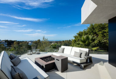 Villa La Toca to nowoczesna, luksusowa willa z 5 sypialniami na sprzedaż w prestiżowym ośrodku golfowym La Quinta Golf Resort w Benahavís, oferująca panoramiczne widoki i wyjątkowy, nowoczesny styl życia w jednej z najbardziej pożądanych zamkniętych społe