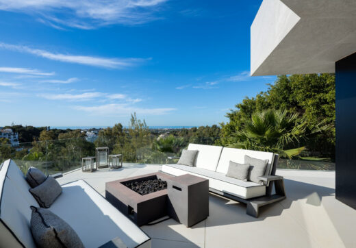 Villa La Toca to nowoczesna, luksusowa willa z 5 sypialniami na sprzedaż w prestiżowym ośrodku golfowym La Quinta Golf Resort w Benahavís, oferująca panoramiczne widoki i wyjątkowy, nowoczesny styl życia w jednej z najbardziej pożądanych zamkniętych społe