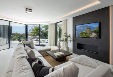 Villa La Toca to nowoczesna, luksusowa willa z 5 sypialniami na sprzedaż w prestiżowym ośrodku golfowym La Quinta Golf Resort w Benahavís, oferująca panoramiczne widoki i wyjątkowy, nowoczesny styl życia w jednej z najbardziej pożądanych zamkniętych społe