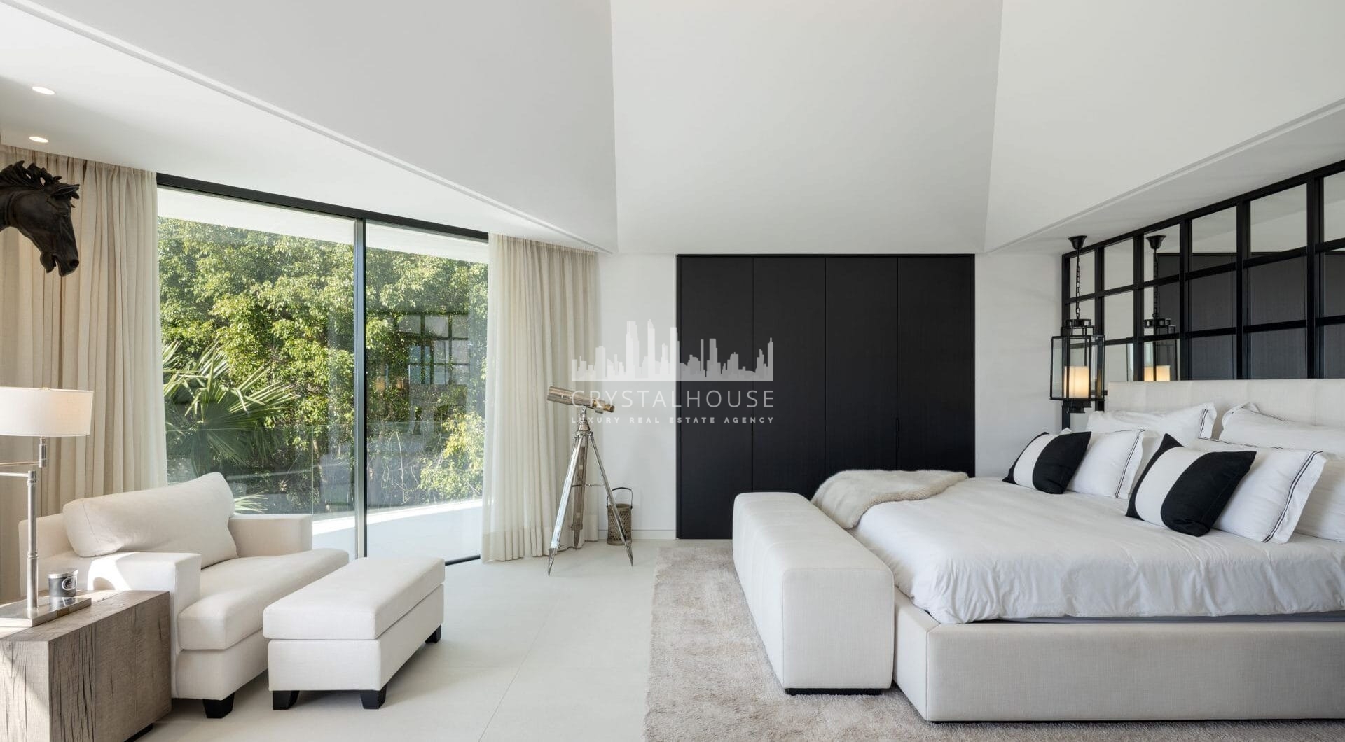 Villa La Toca to nowoczesna, luksusowa willa z 5 sypialniami na sprzedaż w prestiżowym ośrodku golfowym La Quinta Golf Resort w Benahavís, oferująca panoramiczne widoki i wyjątkowy, nowoczesny styl życia w jednej z najbardziej pożądanych zamkniętych społe