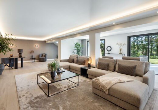 Los Limoneros to urzekająca willa na sprzedaż położona w prestiżowej dzielnicy Nueva Andalucia Las Brisas, znanej z przepięknych widoków na górę La Concha i Morze Śródziemne.