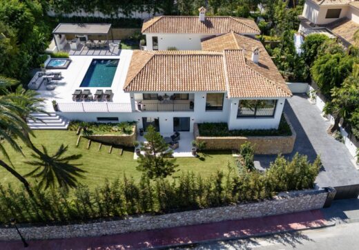 Los Limoneros to urzekająca willa na sprzedaż położona w prestiżowej dzielnicy Nueva Andalucia Las Brisas, znanej z przepięknych widoków na górę La Concha i Morze Śródziemne.