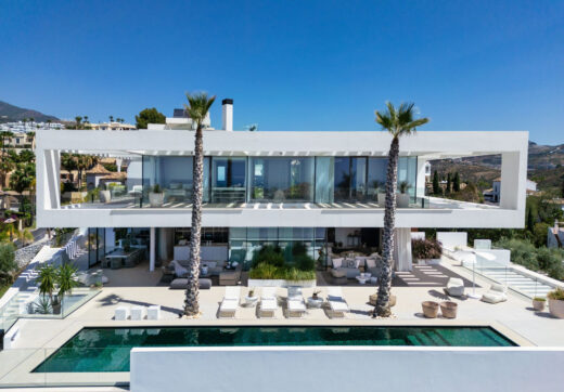 Villa Mika to nowoczesna willa na sprzedaż w La Quinta.