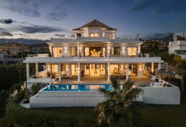 Villa Olivia to niezwykła posiadłość rodzinna na sprzedaż, położona w prestiżowej, ogrodzonej społeczności Los Flamingos, zaledwie kilka minut od słynnego kurortu Villa Padierna, światowej klasy pól golfowych i szeregu udogodnień najwyższej klasy.