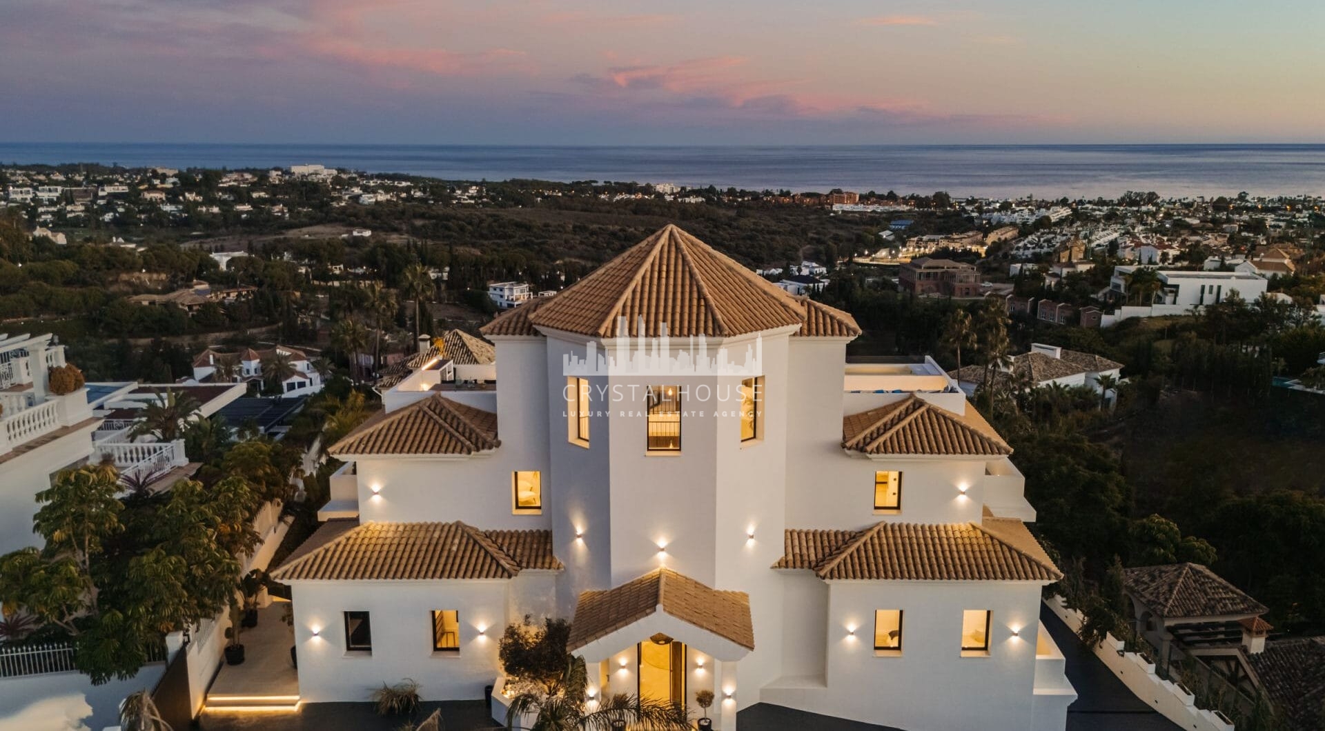 Villa Olivia to niezwykła posiadłość rodzinna na sprzedaż, położona w prestiżowej, ogrodzonej społeczności Los Flamingos, zaledwie kilka minut od słynnego kurortu Villa Padierna, światowej klasy pól golfowych i szeregu udogodnień najwyższej klasy.