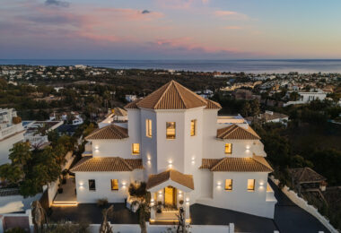 Villa Olivia to niezwykła posiadłość rodzinna na sprzedaż, położona w prestiżowej, ogrodzonej społeczności Los Flamingos, zaledwie kilka minut od słynnego kurortu Villa Padierna, światowej klasy pól golfowych i szeregu udogodnień najwyższej klasy.