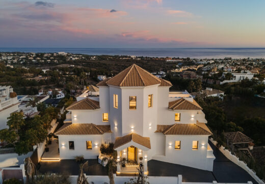 Villa Olivia to niezwykła posiadłość rodzinna na sprzedaż, położona w prestiżowej, ogrodzonej społeczności Los Flamingos, zaledwie kilka minut od słynnego kurortu Villa Padierna, światowej klasy pól golfowych i szeregu udogodnień najwyższej klasy.