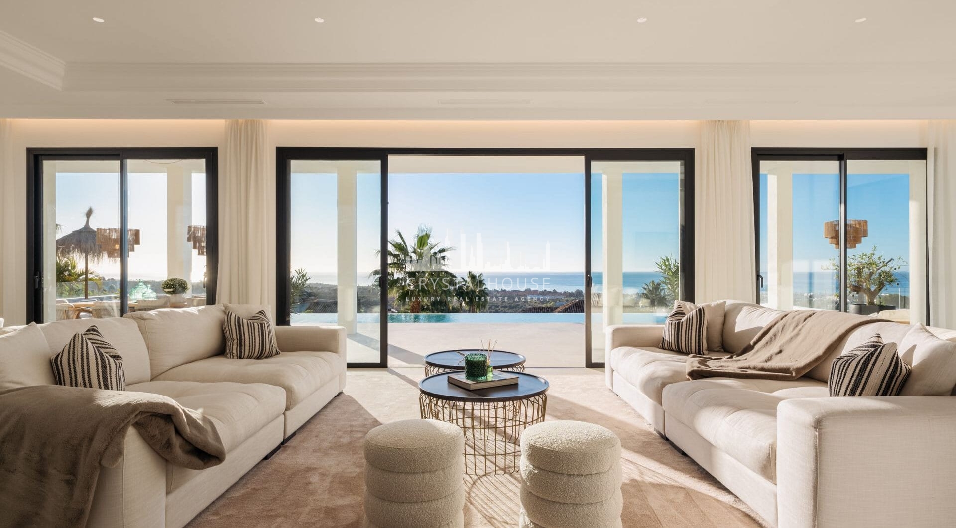 Villa Olivia to niezwykła posiadłość rodzinna na sprzedaż, położona w prestiżowej, ogrodzonej społeczności Los Flamingos, zaledwie kilka minut od słynnego kurortu Villa Padierna, światowej klasy pól golfowych i szeregu udogodnień najwyższej klasy.