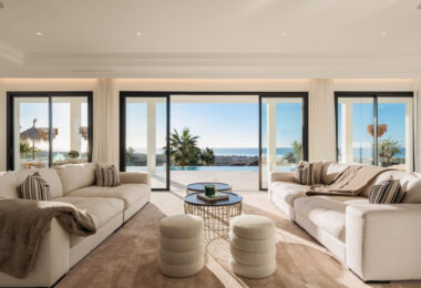 Villa Olivia to niezwykła posiadłość rodzinna na sprzedaż, położona w prestiżowej, ogrodzonej społeczności Los Flamingos, zaledwie kilka minut od słynnego kurortu Villa Padierna, światowej klasy pól golfowych i szeregu udogodnień najwyższej klasy.