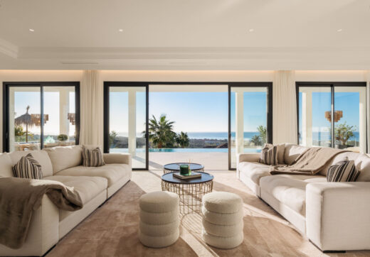 Villa Olivia to niezwykła posiadłość rodzinna na sprzedaż, położona w prestiżowej, ogrodzonej społeczności Los Flamingos, zaledwie kilka minut od słynnego kurortu Villa Padierna, światowej klasy pól golfowych i szeregu udogodnień najwyższej klasy.