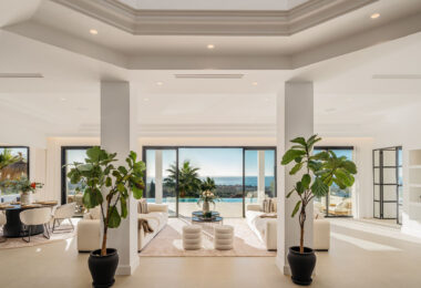 Villa Olivia to niezwykła posiadłość rodzinna na sprzedaż, położona w prestiżowej, ogrodzonej społeczności Los Flamingos, zaledwie kilka minut od słynnego kurortu Villa Padierna, światowej klasy pól golfowych i szeregu udogodnień najwyższej klasy.