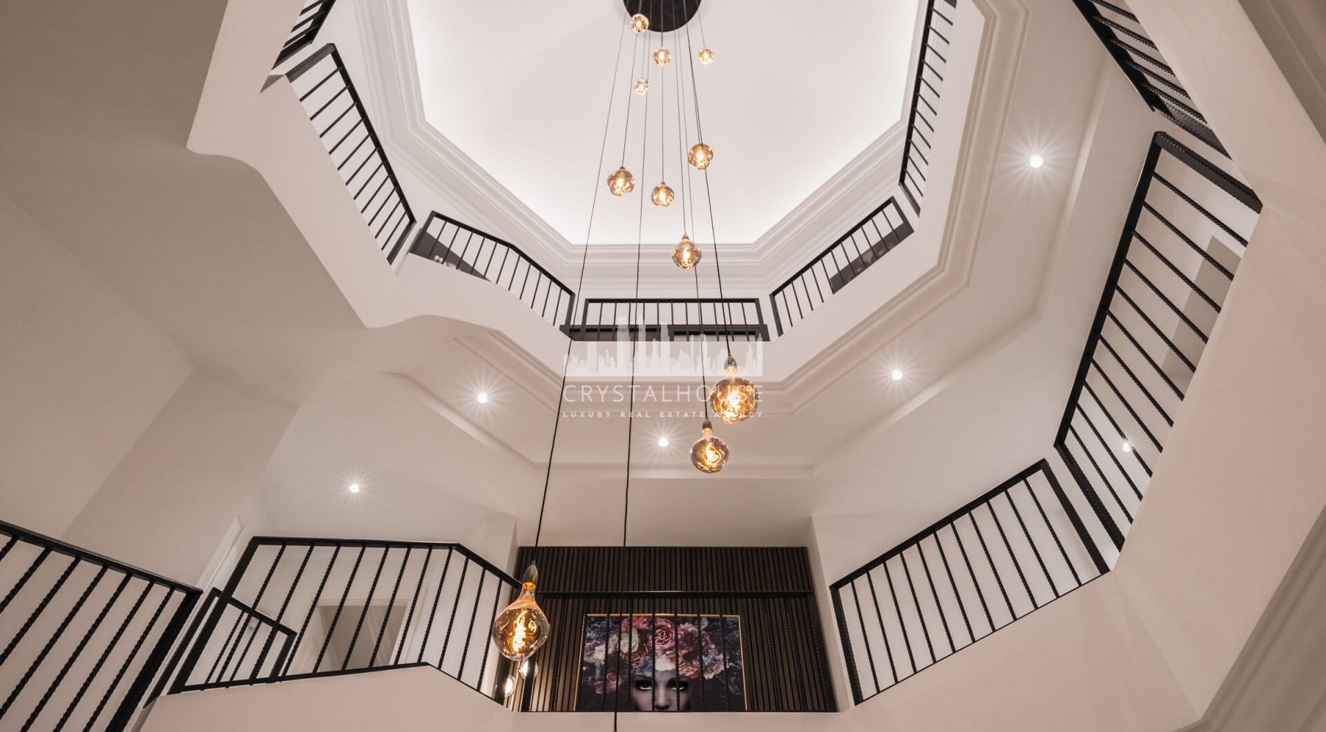 Villa Olivia to niezwykła posiadłość rodzinna na sprzedaż, położona w prestiżowej, ogrodzonej społeczności Los Flamingos, zaledwie kilka minut od słynnego kurortu Villa Padierna, światowej klasy pól golfowych i szeregu udogodnień najwyższej klasy.