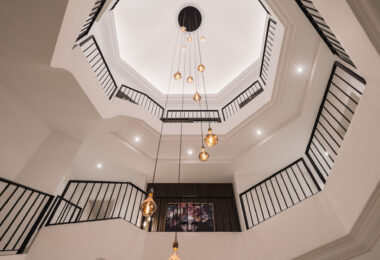 Villa Olivia to niezwykła posiadłość rodzinna na sprzedaż, położona w prestiżowej, ogrodzonej społeczności Los Flamingos, zaledwie kilka minut od słynnego kurortu Villa Padierna, światowej klasy pól golfowych i szeregu udogodnień najwyższej klasy.