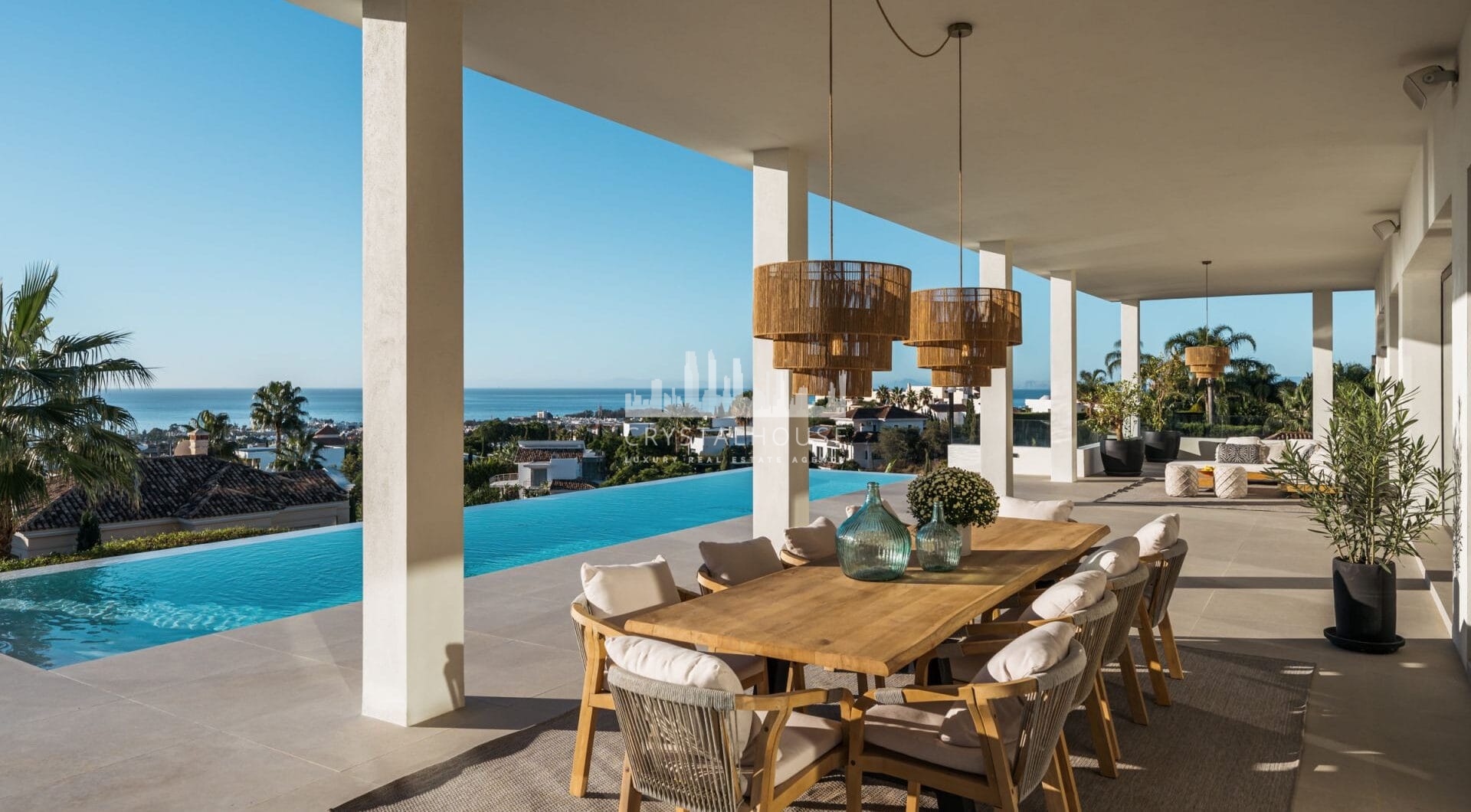 Villa Olivia to niezwykła posiadłość rodzinna na sprzedaż, położona w prestiżowej, ogrodzonej społeczności Los Flamingos, zaledwie kilka minut od słynnego kurortu Villa Padierna, światowej klasy pól golfowych i szeregu udogodnień najwyższej klasy.