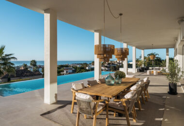 Villa Olivia to niezwykła posiadłość rodzinna na sprzedaż, położona w prestiżowej, ogrodzonej społeczności Los Flamingos, zaledwie kilka minut od słynnego kurortu Villa Padierna, światowej klasy pól golfowych i szeregu udogodnień najwyższej klasy.