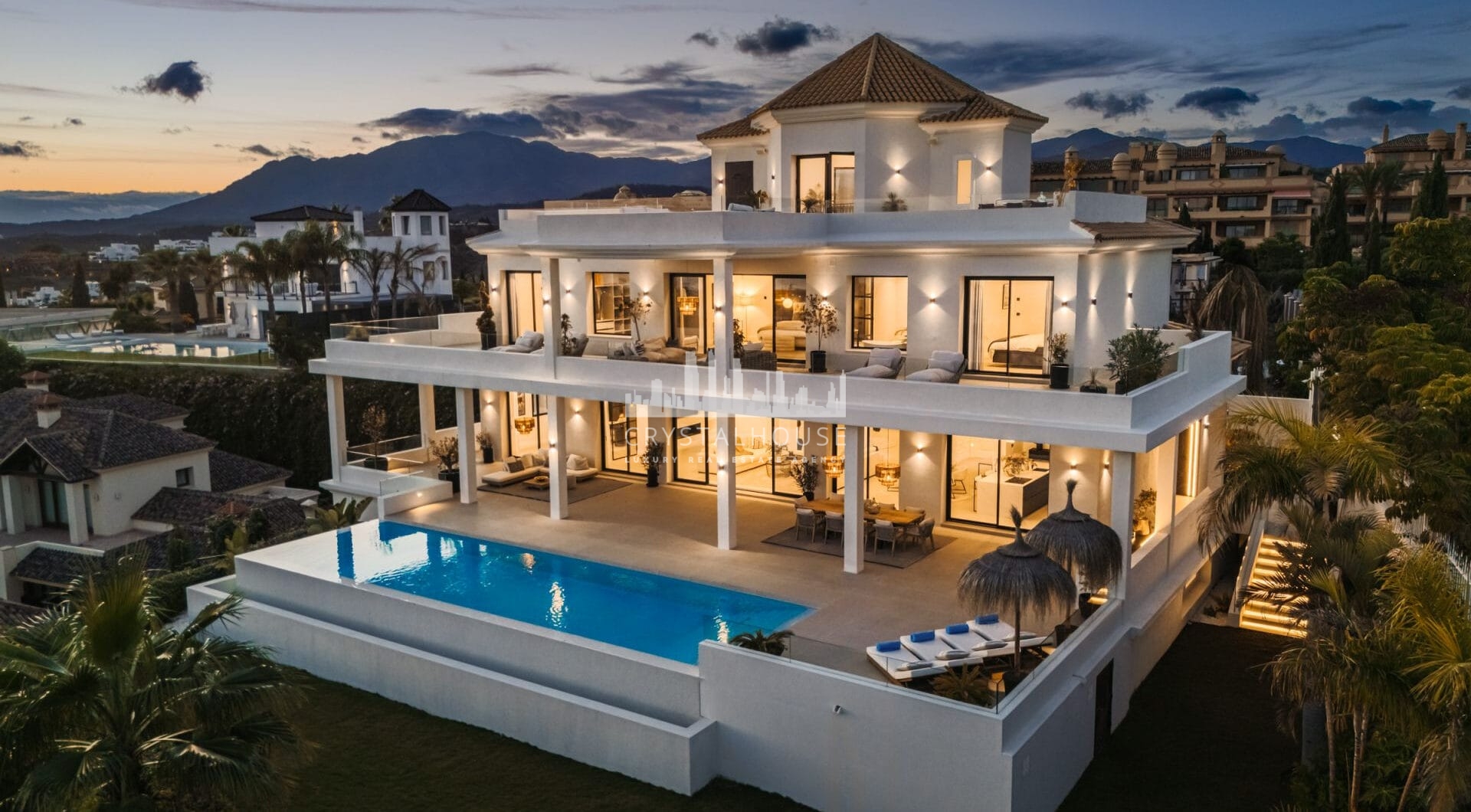 Villa Olivia to niezwykła posiadłość rodzinna na sprzedaż, położona w prestiżowej, ogrodzonej społeczności Los Flamingos, zaledwie kilka minut od słynnego kurortu Villa Padierna, światowej klasy pól golfowych i szeregu udogodnień najwyższej klasy.