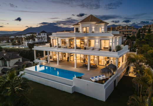 Villa Olivia to niezwykła posiadłość rodzinna na sprzedaż, położona w prestiżowej, ogrodzonej społeczności Los Flamingos, zaledwie kilka minut od słynnego kurortu Villa Padierna, światowej klasy pól golfowych i szeregu udogodnień najwyższej klasy.