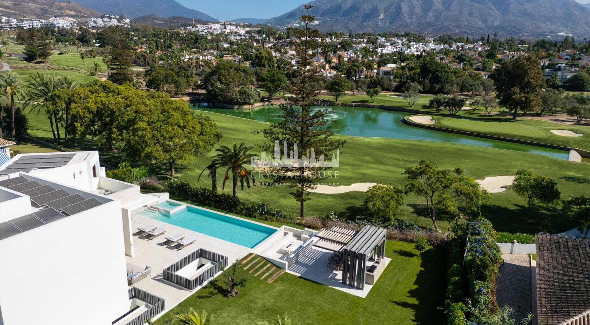 Villa Imagine to wyjątkowa willa położona przy polu golfowym, na sprzedaż w Las Brisas.