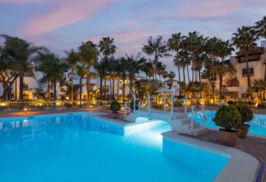 W PEŁNI ODNOWIONE LUKSUSOWE MIESZKANIE W PUENTE ROMANO BEACH RESORT AND SPA, W SERCU ZŁOTEJ MILY.