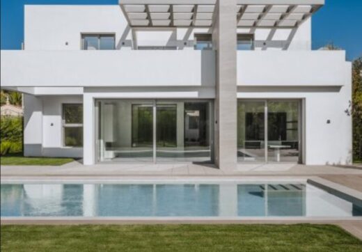 Przedstawiamy King’s Hills, zbiór dziewięciu luksusowych willi położonych w renomowanej dzielnicy mieszkaniowej El Paraiso.