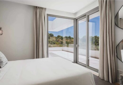 Przedstawiamy King’s Hills, zbiór dziewięciu luksusowych willi położonych w renomowanej dzielnicy mieszkaniowej El Paraiso.