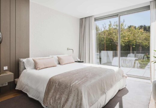 Przedstawiamy King’s Hills, zbiór dziewięciu luksusowych willi położonych w renomowanej dzielnicy mieszkaniowej El Paraiso.