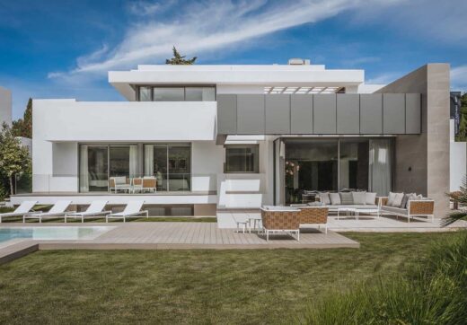 Przedstawiamy King’s Hills, zbiór dziewięciu luksusowych willi położonych w renomowanej dzielnicy mieszkaniowej El Paraiso.