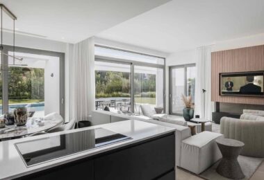 Przedstawiamy King’s Hills, zbiór dziewięciu luksusowych willi położonych w renomowanej dzielnicy mieszkaniowej El Paraiso.