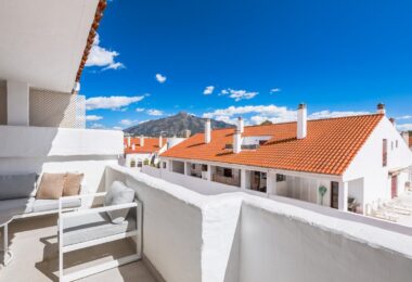 Wykwintnie odnowiony apartament z dwiema sypialniami położony w pobliżu wszystkich udogodnień w dzielnicy La Maestranza, Nueva Andalucía.