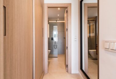 Wykwintnie odnowiony apartament z dwiema sypialniami położony w pobliżu wszystkich udogodnień w dzielnicy La Maestranza, Nueva Andalucía.