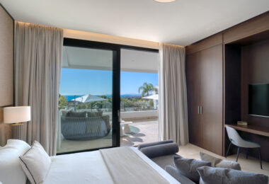 Wyjątkowy dwupoziomowy apartament z 4 sypialniami, położony od strony południowej, o powierzchni zabudowy 385 m² i tarasach o powierzchni 80 m², zlokalizowany w prestiżowej dzielnicy La Reserva de Sierra Blanca. Apartament oferuje widok na morze, prywatny