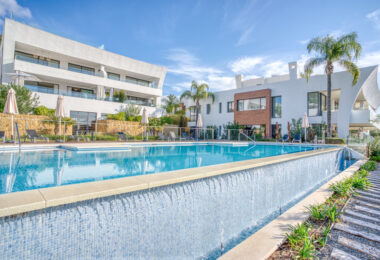 Wyjątkowy dwupoziomowy apartament z 4 sypialniami, położony od strony południowej, o powierzchni zabudowy 385 m² i tarasach o powierzchni 80 m², zlokalizowany w prestiżowej dzielnicy La Reserva de Sierra Blanca. Apartament oferuje widok na morze, prywatny