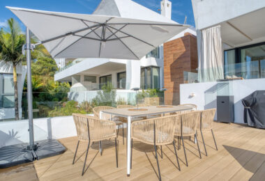 Wyjątkowy dwupoziomowy apartament z 4 sypialniami, położony od strony południowej, o powierzchni zabudowy 385 m² i tarasach o powierzchni 80 m², zlokalizowany w prestiżowej dzielnicy La Reserva de Sierra Blanca. Apartament oferuje widok na morze, prywatny