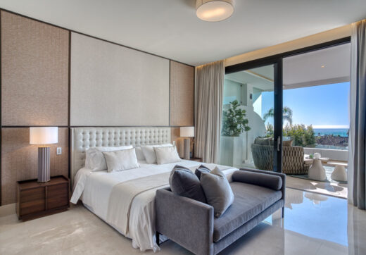 Wyjątkowy dwupoziomowy apartament z 4 sypialniami, położony od strony południowej, o powierzchni zabudowy 385 m² i tarasach o powierzchni 80 m², zlokalizowany w prestiżowej dzielnicy La Reserva de Sierra Blanca. Apartament oferuje widok na morze, prywatny