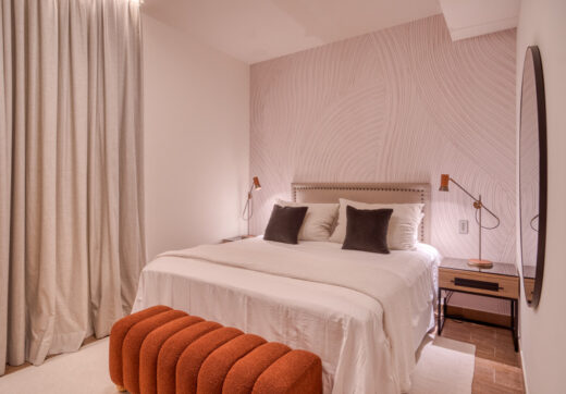 Wyjątkowy dwupoziomowy apartament z 4 sypialniami, położony od strony południowej, o powierzchni zabudowy 385 m² i tarasach o powierzchni 80 m², zlokalizowany w prestiżowej dzielnicy La Reserva de Sierra Blanca. Apartament oferuje widok na morze, prywatny